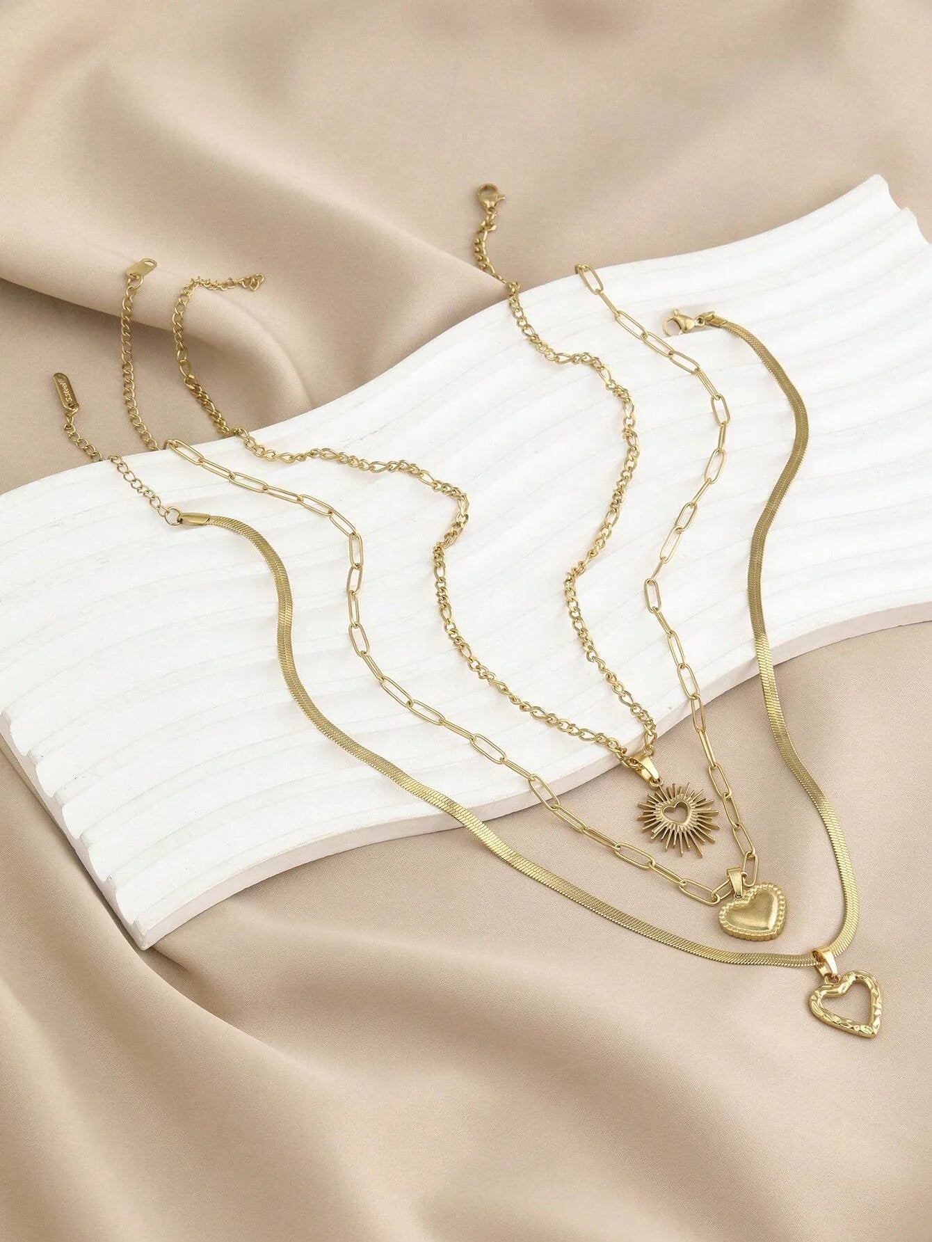 Zenat 3 Pcs Heart Pendant Chain Layered Necklace Set