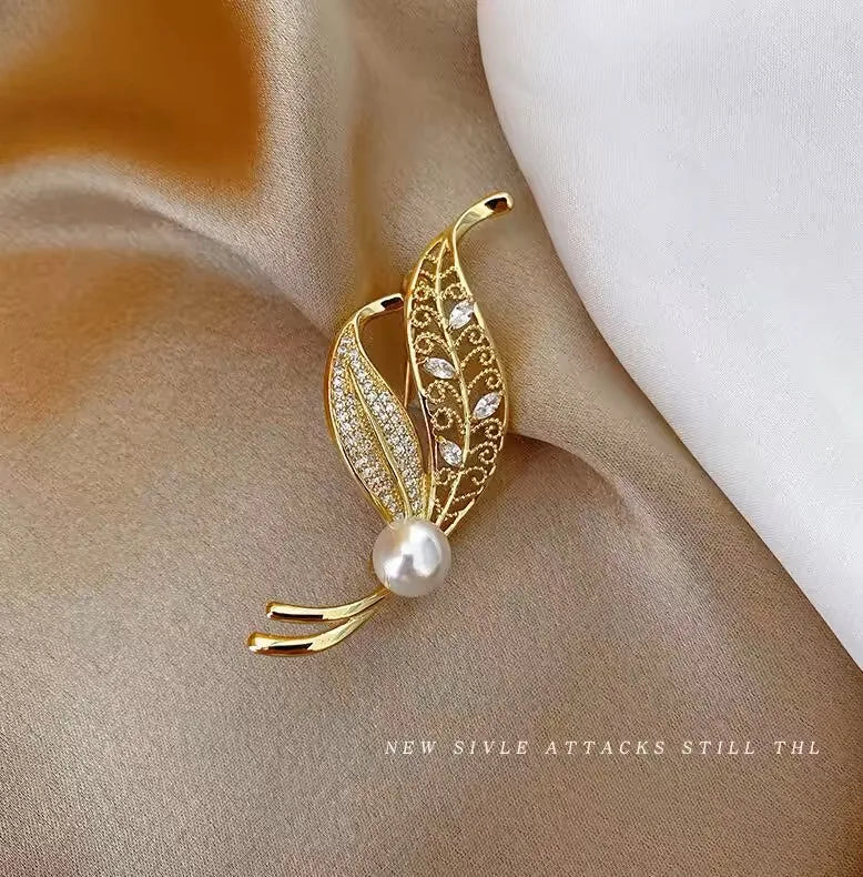 Zenat Sweet Flower Rhinestone Lapel Pin Brooch