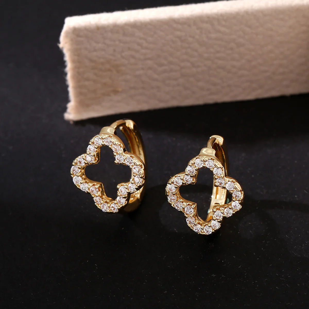 Zenat Flower Earrings – Simple, Safe, Dual-Use Gift